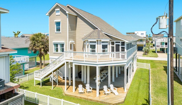 Private West End Home, Dog Friendly, Open Deck & Large Patio - Ready for You!