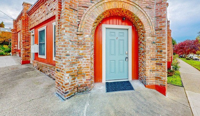 Private West Seattle apartment with high ceilings, easy bus access, and W/D