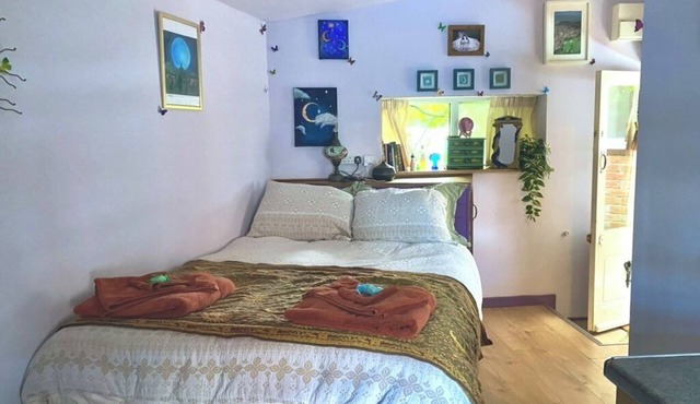 Private whimsical cabin in centre of Glastonbury with secluded fairy garden