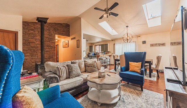 Private Wi-Fi>HotTub>Fenced Yard>Cozy Retreat