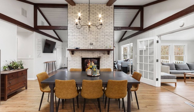 Private wooded retreat, 5BR/3BA within walking distance of Geneva Lake.