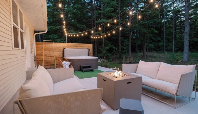 Private Wooded Retreat w/Hot Tub & Fireplace - Walk to Coffee, Near Sister Bay