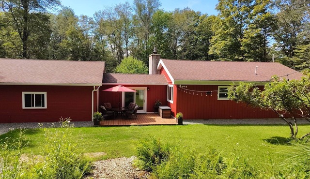 Private Woodland Escape, Fire Pit, Minutes to Lake Wallenpaupack & PromisedLand