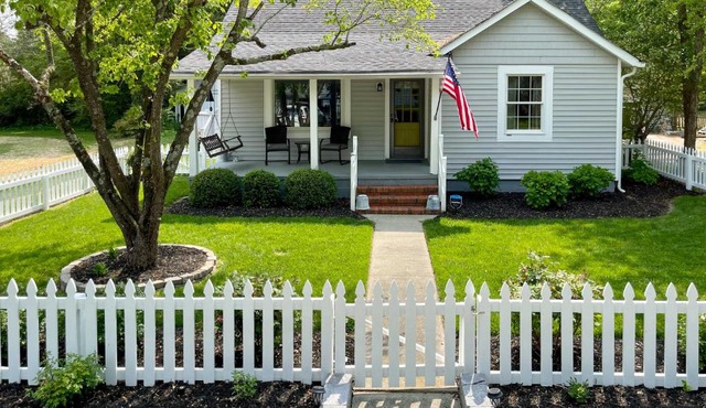 Private Yard and Water Views Cozy Urbanna Cottage
