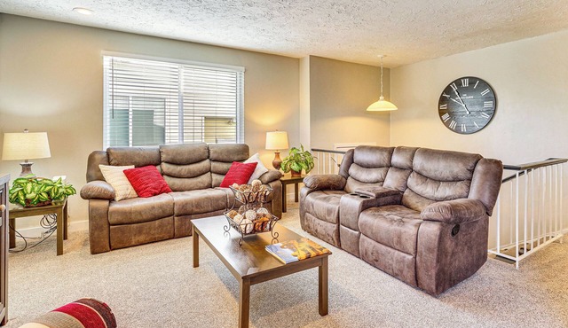Private Yard & Basketball Hoop: Bright SLC Escape
