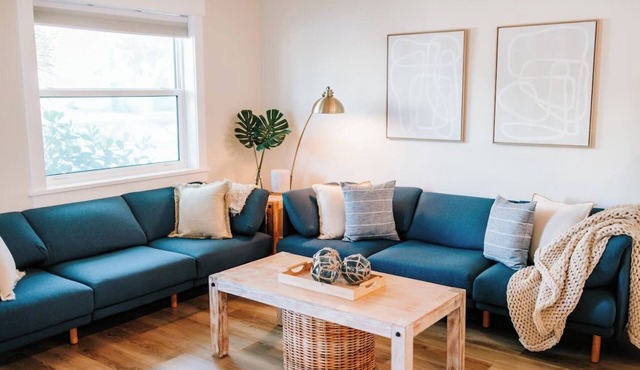 Private Yard Walk to Downtown Dunedin & Waterfront Pets Ok - Barefoot Parrot 2