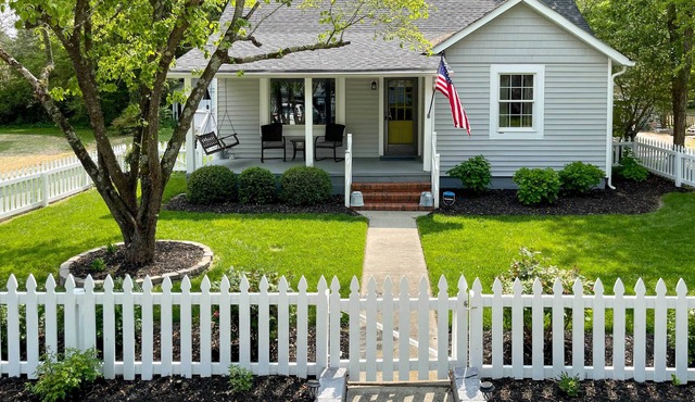 Private Yard & Water Views: Cozy Urbanna Cottage