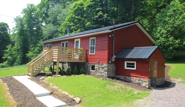 Private Year Round Getaway--Close to Ski Resorts, Fallingwater--with Hot Tub!