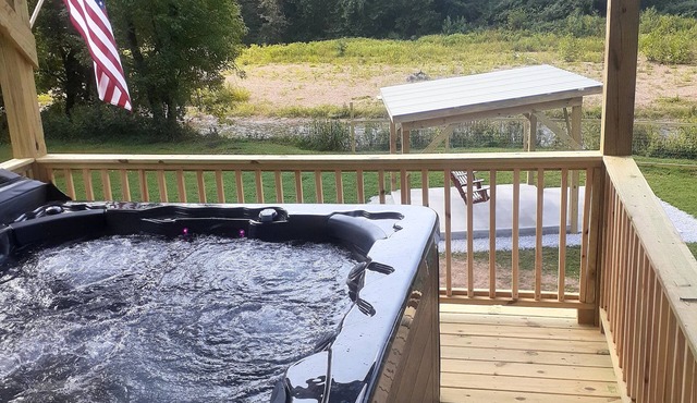 Privately Located Creekside Honeymoon Couples fully equipped Cabin w jacuzzi