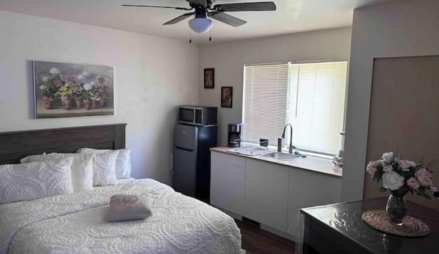 PrivateStudioSeparateBathromEntranceParkingLaundry