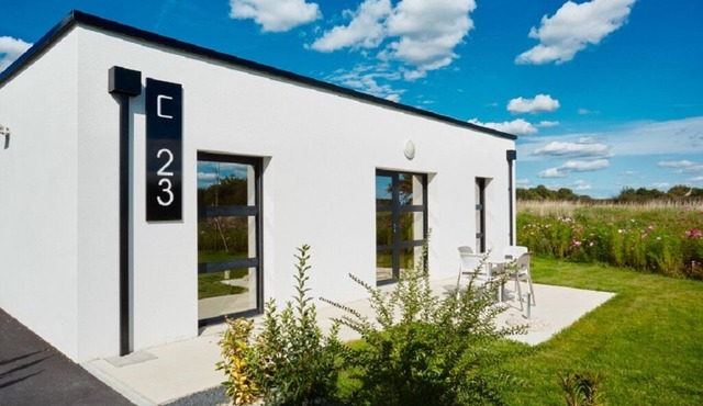 Privatif family cottage, heated and covered swimming pool next to a huge forest