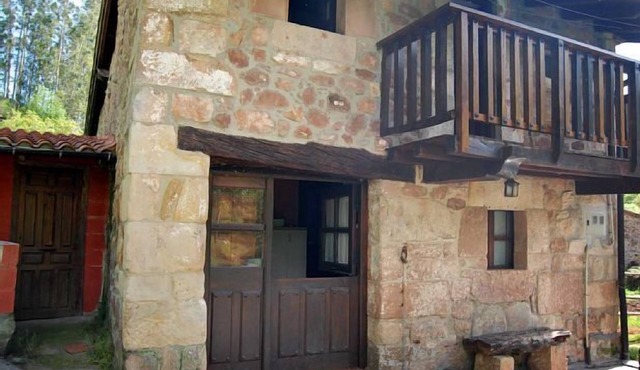 Privileged house for its location: in the middle of the MOUNTAIN and only 14km from the BEACH.