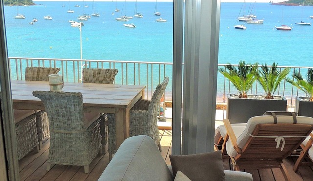 Privileged location for this beautiful seafront apartment