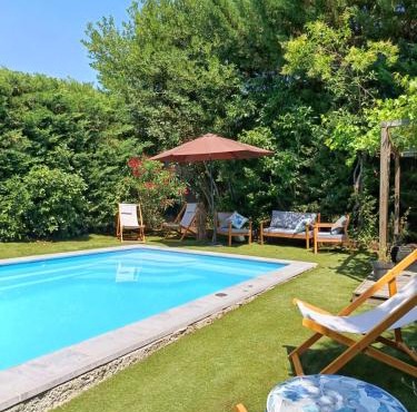Proche Carcassone chambre avec salle de bain et WC privée Piscine salon et kitchenette partagés avec voyageurs