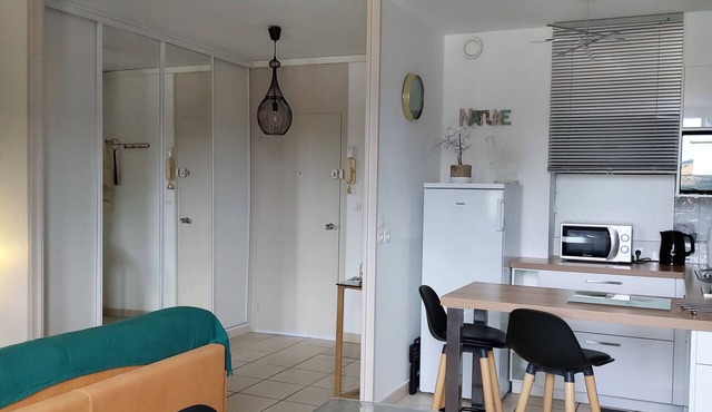 Proche Commodités. Parking + Garage Fermé Inclus .résidence Calme