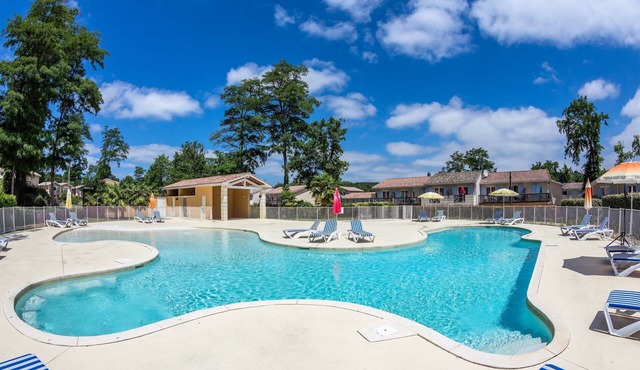 Proche du cours de golf + piscines sur place !