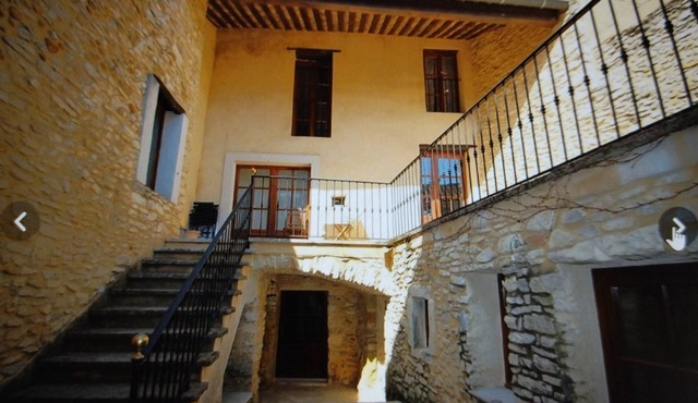Proche Avignon Grande Maison calme en pierres avec cour intérieure,10 personnes