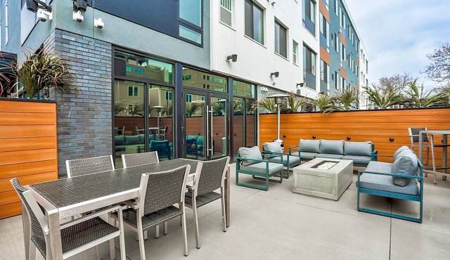 Professional 1BR Apartment I Free Parking I Pool