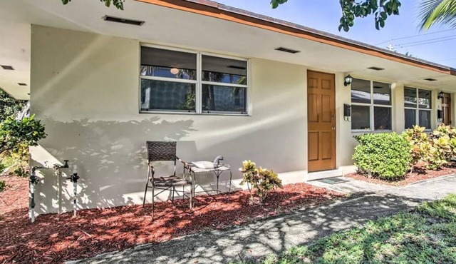 Professional 2 Bedroom Condo on Singer Island, FL. FREE parking. Beach 5 min.