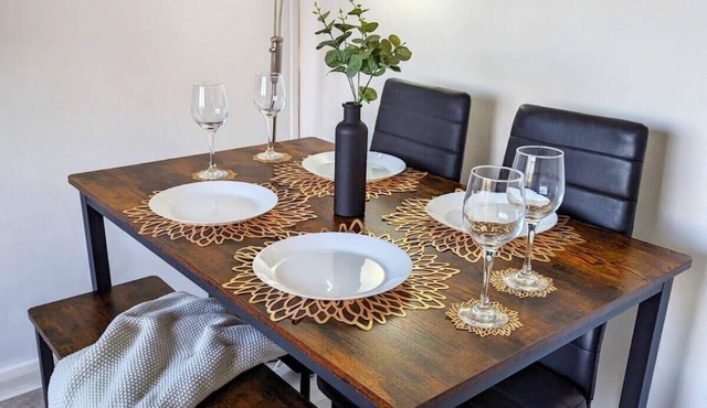 Professional 3-bed flat (Sleeps 5)