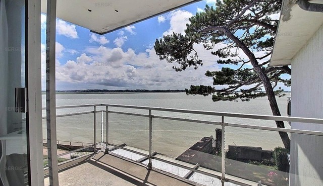 Professional ad - Beautiful apartment close to the beach and shops