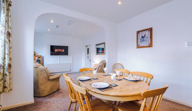 Professional Long Stay Large House | Parking | WIFI | 50" TV | CCTV