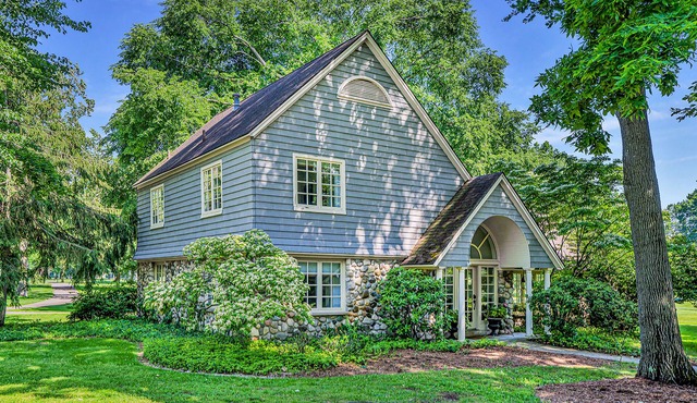 Professionally designed home on golf course w/golf course view, gas grill, patio