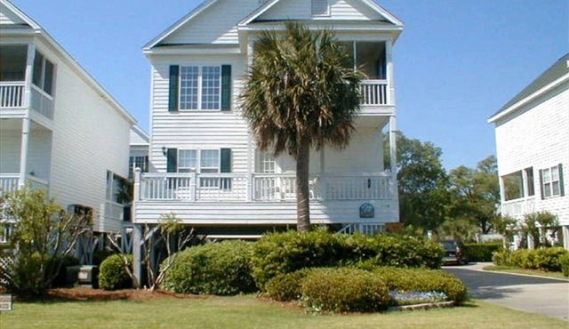 Professionally Decorated,100 Yards to Beach, Shared Pool