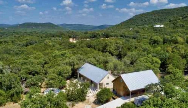 Professionally Decorated & Fully Stocked Luxury Home near Frio River