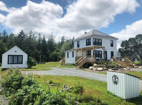 Professionally designed holiday home on the beach