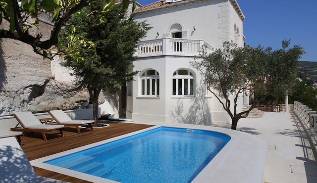 Professionally managed 5-bedroom villa in gorgeous Dubrovnik with a pool