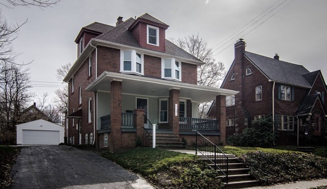 ★ Professionally remodeled century home minutes from the clinic & Downtown!