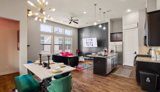 Prolific Content Suite Ft. Jacuzzi Tub + 90's Fun