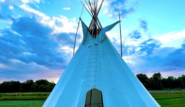 Prolific View on River w/Hot Tub. Fishing Boat available. Golf. 7.5 acres