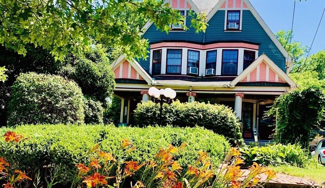 Prominent Pampering Victorian 3400 sq ft Sleeps 4-10 -