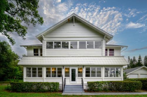 Promise Land Manor Historic home lake access, near parks and venues