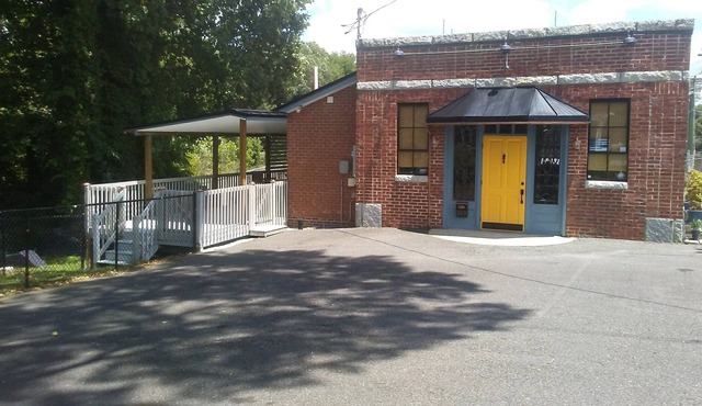 PROMO 10% WEEKLY /15% MONTHLY Lillie's Pet Friendly, small fenced area off deck