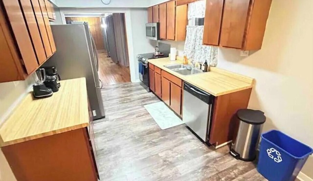 PROMO 10% WEEKLY AND 15% MONTHLY!nSpacious & Quaint Home Game Room LOTS of Beds!