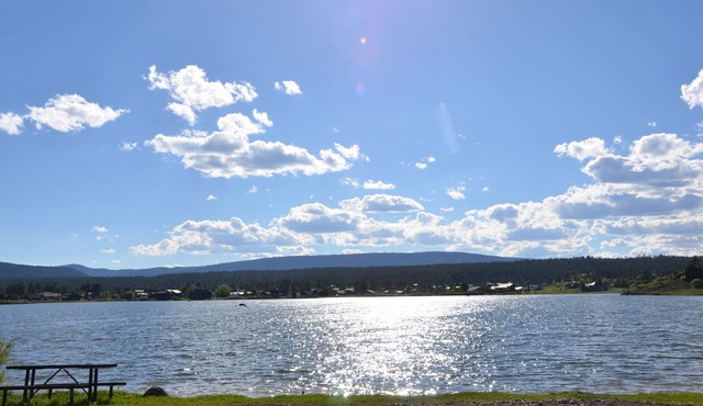 PROMO 15% WEEKLY /20% MONTHLYnModern Lakeview Retreat with Lots of Personality
