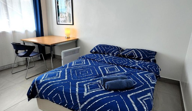 PROMO! 2-Bedroom Home Near Airport, Train Station!