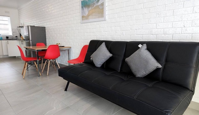 *Promo!* 2-Min to Train Station!