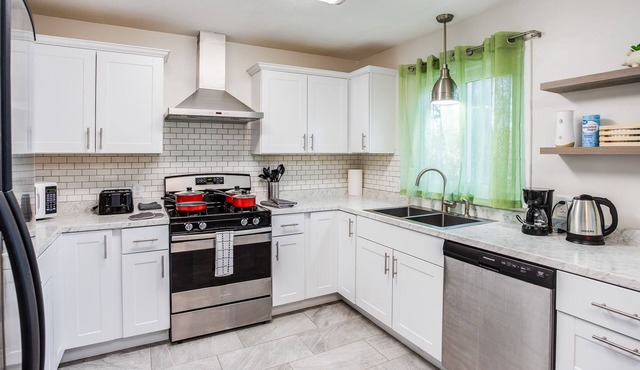 PROMO 5% WEEKLY/10% MONTHLY DISCOUNT Modern & Quiet Suburban Ranch.