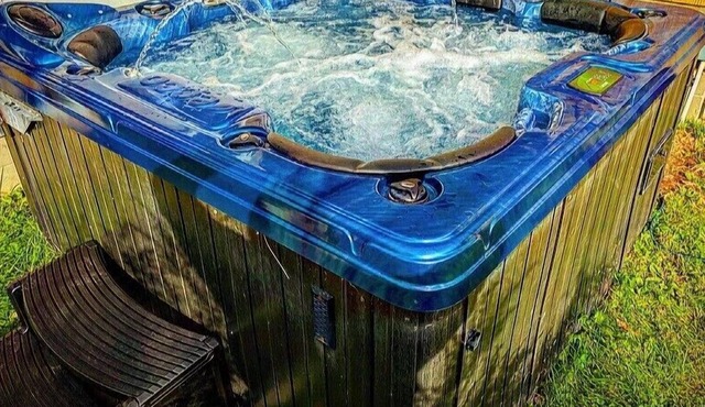 PROMO 5% WEEKLY/10% MONTHLY DISCO Suburban Ranch with Hot Tub Mins away from RIT