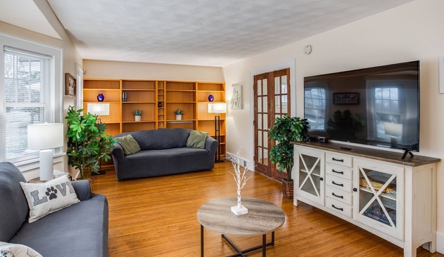 PROMO 5% WEEKLY/10% MONTHLY 💫Charming Steps to Strong/UofR by Airport/Dwnt/RIT