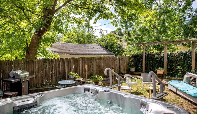 PROMO 5% WEEKLY/10% MONTHLY DISCOUNT ~Hot Tub~ Home by UofR close to Dwnt/AiprT