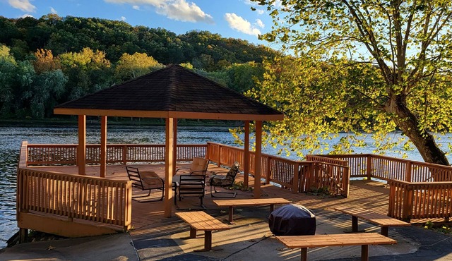 PROMO 5% WEEKLY AND 10% MONTHLY DISCOUNT!nBeautiful river in front of home