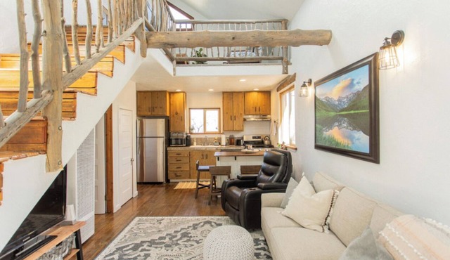 PROMO 5% WEEKLY AND 10% MONTHLY DISCOUNT!nMountain Cabin, conveniently located.