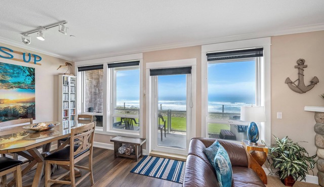 Promo! Beautiful Oceanfront Condo with Private Hot Tub, Pool, Wifi and More!