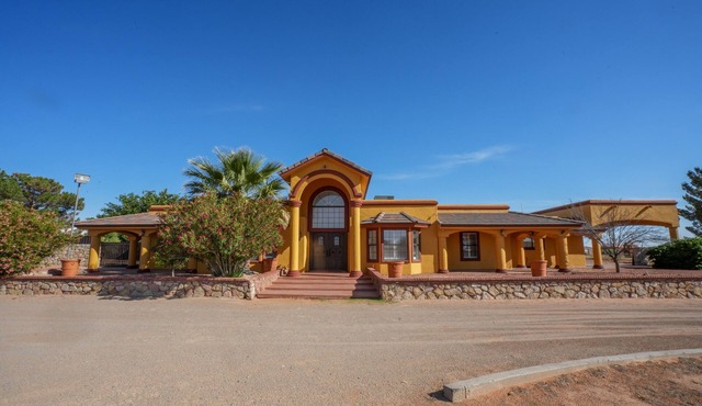 PROMO FOR WEEK STAY OF 5%/MONTH STAY OF 21% Acre Estate with Pool and Jacuzzi.