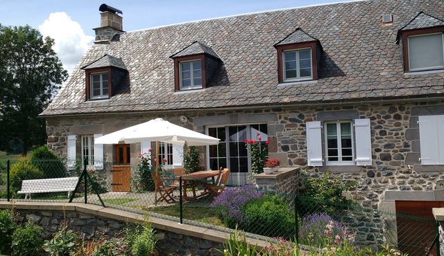 PROMO GITE FISHING, RANDO, Detailing at the foot of Puy Mary in Cantal